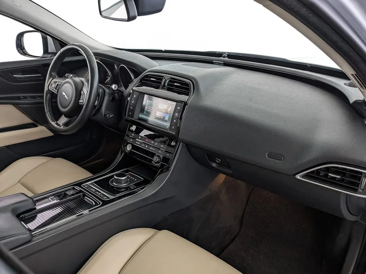 Jaguar XE