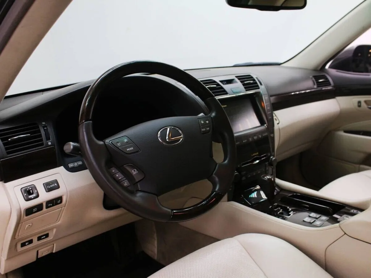 Lexus LS