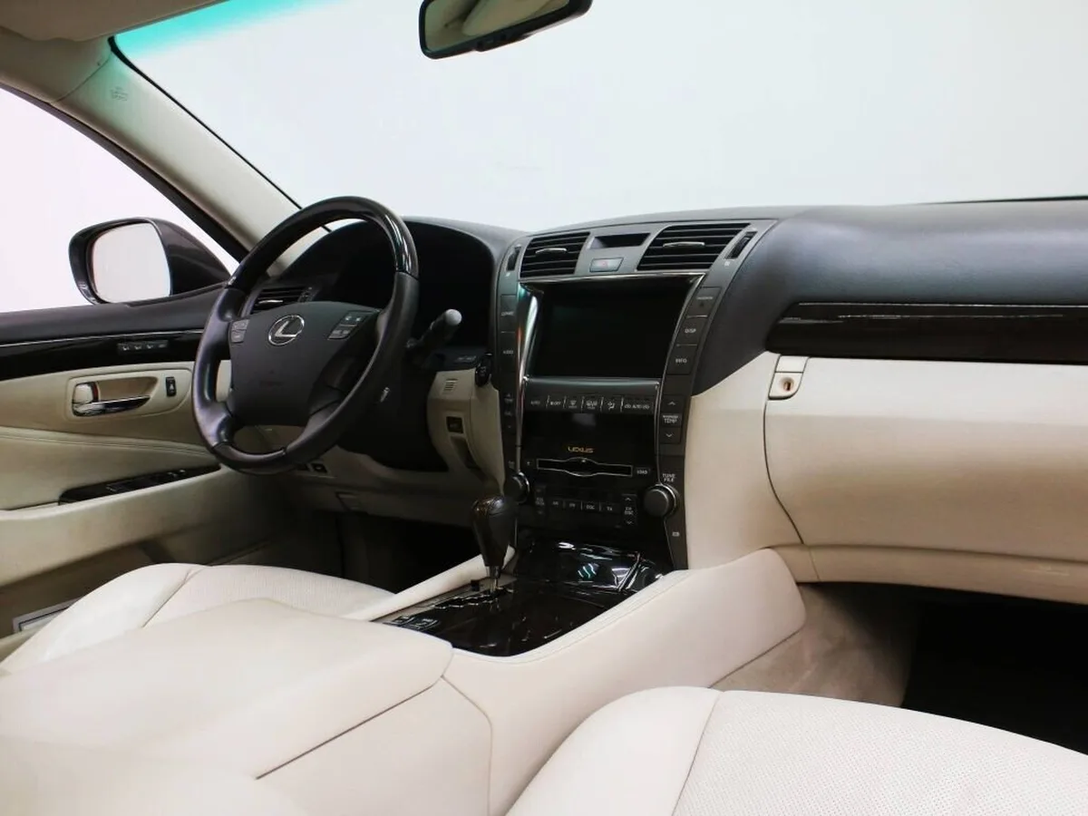 Lexus LS